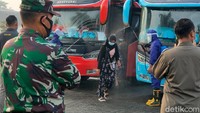 Kasi Penindakan Satpol PP Boyolali, Tri Joko Mulyono menjelaskan di tengah pemberlakuan pembatasan kegiatan masyarakat (PPKM) sebagian Jawa-Bali, Paguyuban Pedagang Pasar Cepogo nekat melakukan wisata ke Bali. Mereka berangkat tanggal 29 Januari dan pagi ini baru tiba di Boyolali. Namun sebelum sampai di rumahnya masing-masing, rombongan tersebut dicegat oleh Satgas Penanganan COVID-19 Boyolali.
