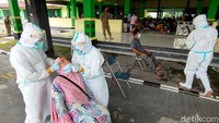 Rombongan tersebut berjumlah 213 orang termasuk kru bus dan kru biro perjalananan. Sementara itu rombongan dari paguyuban Pedagang Pasar Cepogo berjumlah 193 orang, terdiri 170 dewasa dan 23 anak-anak. Di Asrama Haji Donohudan, mereka menjalani tes swab antigen.