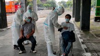Satu per satu peserta wisata tersebut menjalani tes swab antigen sebagai upaya pencegahan penyebaran virus Corona.