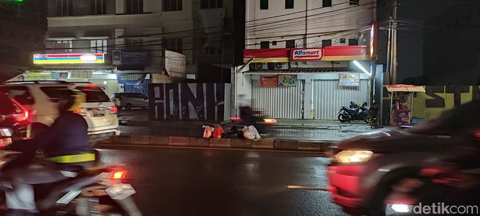 Sampah di Jl Dewi Sartika dekat flyover Ciputat, Tangsel, 2 Februari 2021. (Taufieq RA/detikcom)