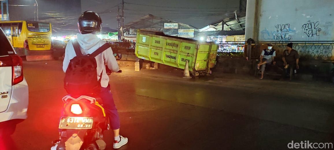 Sampah di Jl Dewi Sartika dekat flyover Ciputat, Tangsel, 2 Februari 2021. (Taufieq RA/detikcom)