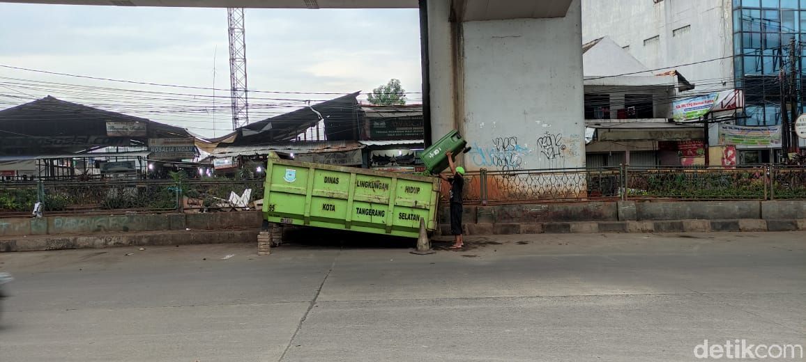 Sampah di Jl Dewi Sartika dekat flyover Ciputat, Tangsel, 2 Februari 2021. (Taufieq RA/detikcom)