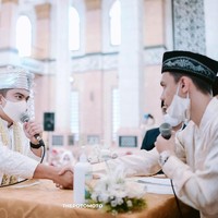 Meski ayahnya datang ke akad pernikahan, Sarah dinikahkan oleh kakaknya. Foto: Instagram @sarahgibson21