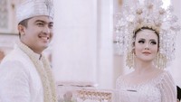 Sarah Gibson dan Diska Resha Putra menikah pada 31 Januari 2021. Pernikahannya digelar di Masjid Kubah Emas Dian Al-Mahri, Depok, Jawa Barat. Foto: Instagram @sarahgibson21