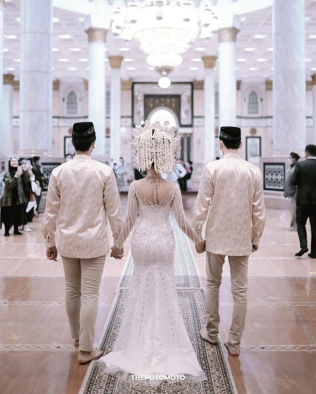 Dilihat dari postingannya di Instagram, prosesi akad nikah digelar di Masjid Kubah Emas (DIan Al-Mahri), Depok, Jawa Barat. Mereka terlihat mengambil gambar di luar dan di dalam masjid yang terlihat megah. Foto: Instagram @sarahgibson21
