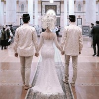 Dilihat dari postingannya di Instagram, prosesi akad nikah digelar di Masjid Kubah Emas (DIan Al-Mahri), Depok, Jawa Barat. Mereka terlihat mengambil gambar di luar dan di dalam masjid yang terlihat megah. Foto: Instagram @sarahgibson21