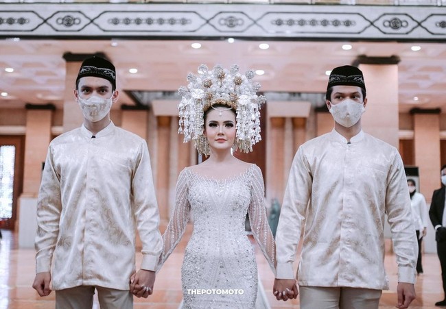 Dalam acara resepsi, Sarah Gibson dan Diska mengenakan baju pengantin putih dengan adat Minang. Foto: Instagram @sarahgibson21