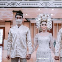 Dalam acara resepsi, Sarah Gibson dan Diska mengenakan baju pengantin putih dengan adat Minang. Foto: Instagram @sarahgibson21