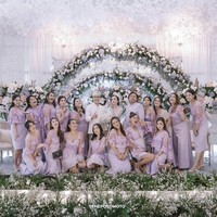 Beberapa selebgram tampak menghadiri acara tersebut. Mereka juga menjadi bridesmaid dengan busana kembar bernuansa ungu Lilac. Foto: Instagram @thepotomoto