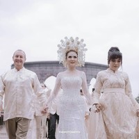 Sarah sendiri mengenakan gaun kebaya yang terkesan mewah dengan potongan ballgown dan aksen manik-manik berkilauan. Foto: Instagram @thepotomoto