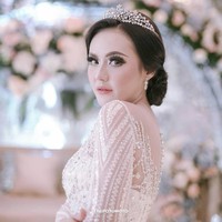 Dalam kesempatan lain, Sarah Gibson tampak mengganti suntiang dengan mahkota yang membuatnya terlihat seperti princess. Foto: Instagram @thepotomoto