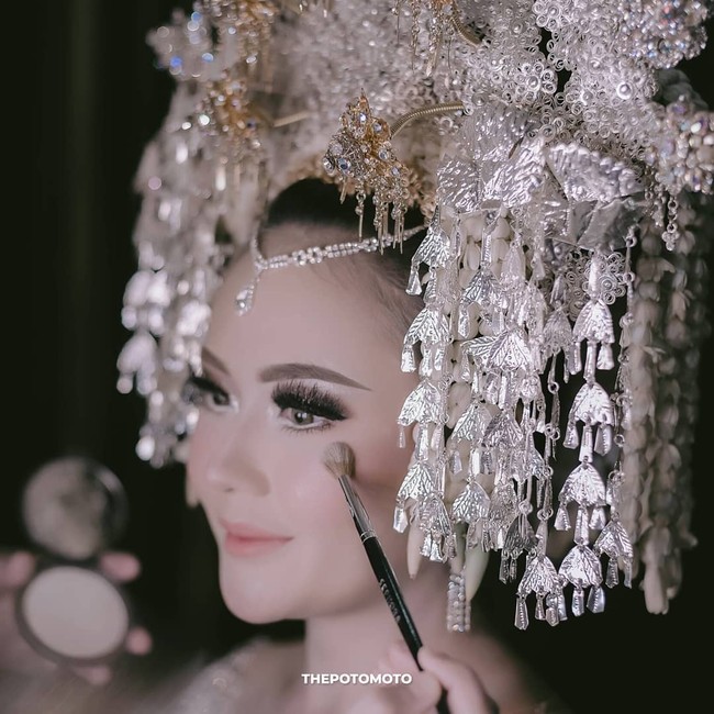 Prosesi pernikahan itu sendiri bisa disaksikan para penggemar Sarah Gibson karena disiarkan lewat akun YouTube-nya. Foto: Instagram @thepotomoto