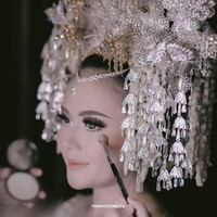 Prosesi pernikahan itu sendiri bisa disaksikan para penggemar Sarah Gibson karena disiarkan lewat akun YouTube-nya. Foto: Instagram @thepotomoto