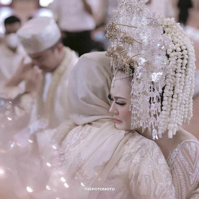 Dalam foto, Sarah terlihat menangis haru ketika meminta restu kepada orangtua untuk memulai kehidupan baru bersama suaminya. Foto: Instagram @thepotomoto
