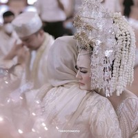Dalam foto, Sarah terlihat menangis haru ketika meminta restu kepada orangtua untuk memulai kehidupan baru bersama suaminya. Foto: Instagram @thepotomoto