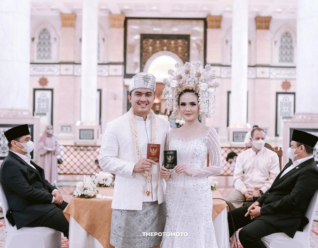 Sarah Gibson baru saja melepas masa lajangnya Minggu lalu. Wanita yang dikenal sebagai influencer dan YouTuber ini dipinang pria bernama Diska Resha Putra. Mereka menikah setelah dua tahun berpacaran. Foto: Instagram @sarahgibson21
