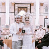 Sarah Gibson baru saja melepas masa lajangnya Minggu lalu. Wanita yang dikenal sebagai influencer dan YouTuber ini dipinang pria bernama Diska Resha Putra. Mereka menikah setelah dua tahun berpacaran. Foto: Instagram @sarahgibson21