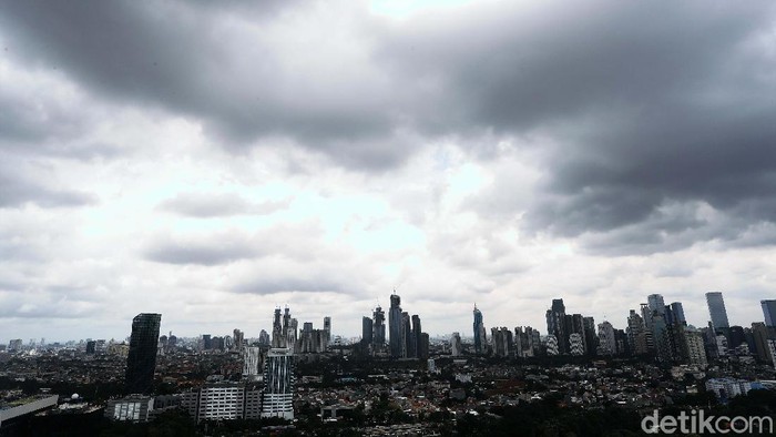 Sedia Payung, Hujan Sepekan di Awal Februari BMKG memperkirakan hujan bakal mengguyur Jabodetabek sepanjang 31 Januari-7 Februari 2021. Warga pun diminta hati-hati.
