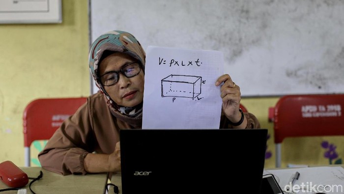 Sejumlah adaptasi dilakukan di masa pandemi COVID-19. Salah satunya melaksanakan kegiatan belajar mengajar secara daring guna cegah penyebaran virus Corona.