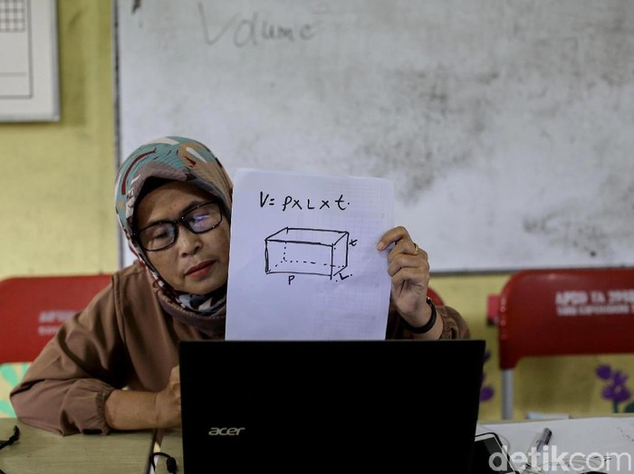 Sejumlah adaptasi dilakukan di masa pandemi COVID-19. Salah satunya melaksanakan kegiatan belajar mengajar secara daring guna cegah penyebaran virus Corona.