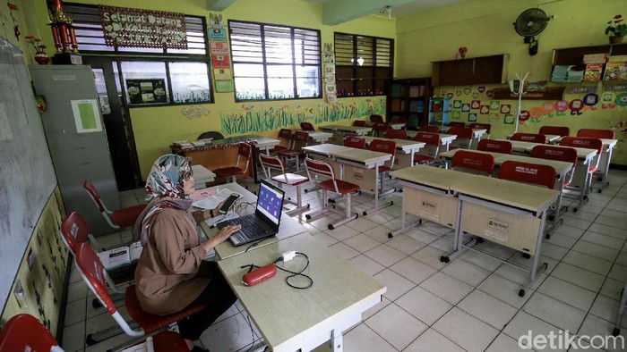 Semangat Guru di Tangerang Mengajar Online Saat Pandemi Sejumlah adaptasi dilakukan di masa pandemi COVID-19. Salah satunya melaksanakan kegiatan belajar mengajar secara daring guna cegah penyebaran virus Corona.