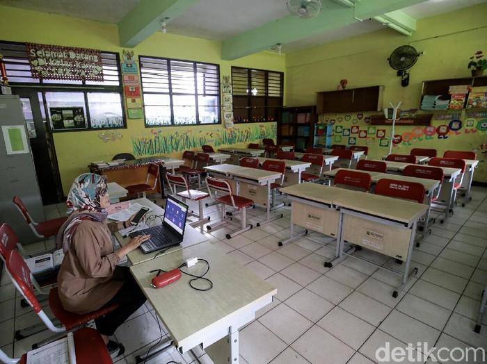 Sejumlah adaptasi dilakukan di masa pandemi COVID-19. Salah satunya melaksanakan kegiatan belajar mengajar secara daring guna cegah penyebaran virus Corona.
