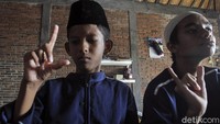 Sejumlah santri berkebutuhan khusus seperti tunarungu dan tunagrahita diajarkan membaca dan hafalan Alquran di pondok pesantren tersebut.