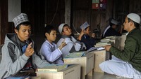 Diketahui, sistem pengajaran menggunakan Kurikulum yang digunakan menggunakan sanad dari Thaif, Arab Saudi.