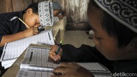 Selain belajar membaca dan menghafal Alquran, para santri juga belajar menulis huruf Hijaiyah.