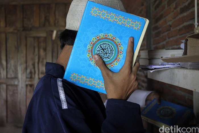 Sebuah pondok pesantren di Sleman, Yogyakarta secara khusus menerima-mendidik santri berkebutuhan khusus. Di sana mereka diajarkan membaca serta hafalan Alquran