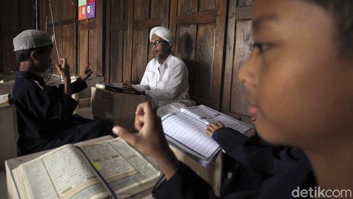 Semangat Santri Tunarungu dalam Menuntut Ilmu Sebuah pondok pesantren di Sleman, Yogyakarta secara khusus menerima-mendidik santri berkebutuhan khusus. Di sana mereka diajarkan membaca serta hafalan Alquran