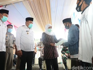 Khofifah Serahkan 230 Sertifikat untuk Pengungsi Mantan Syiah di Sidoarjo