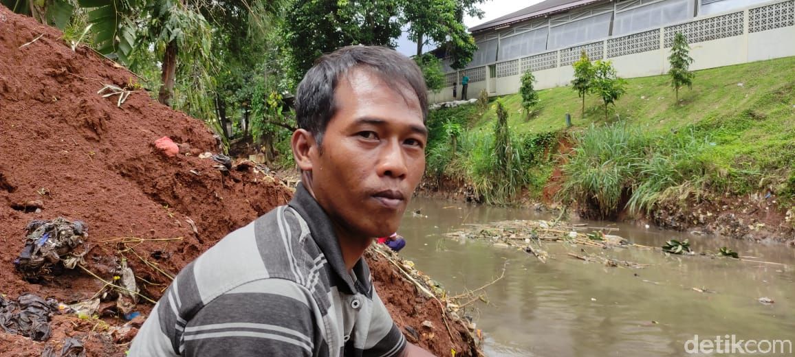 Slamet (44), memancing di Kali Baru Cijantung, bawah jembatan YKK, Cimanggis. (Taufieq RA/detikcom)