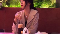 Seperti yang ada di foto berikut ini. Sowon GFriend terlihat berpose dengan es kopi dan es krim pesanannya. Foto: Instagram @onedayxne