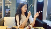 Tak hanya itu saja, Sowon GFriend juga sempat pergi ke kafe yang menawarkan patbingsoo. Di sana ia terlihat menikmati patbingsoo topping kacang merahnya. Foto: Instagram @onedayxne