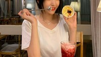 Sowon juga pernah menghabiskan waktu di kafe sambil minum es stroberi yang manis segar. Foto: Instagram @onedayxne