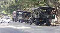 Truk-truk militer terlihat di sejumlah titik.