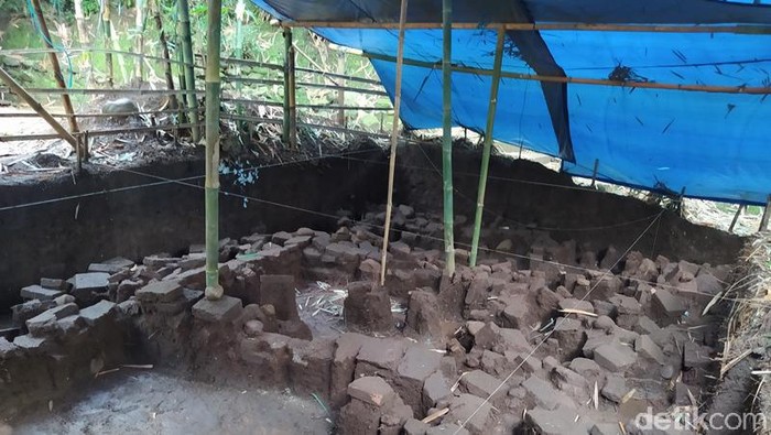 Temuan struktur kuno diduga permukiman era Mataram abad ke-8 Masehi di dekat Candi Pawon. Selain temuan struktur bangunan, tim Balai Konservasi Borobudur (BKB) juga menemukan pecahan keramik dan gerabah.