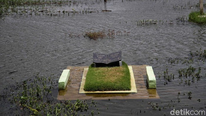 Kondisi TPU Semper di utara Jakarta tampak memprihatinkan. Pasalnya banjir rob yang kerap melanda pesisir Ibu Kota juga turut merendam area pemakaman itu.