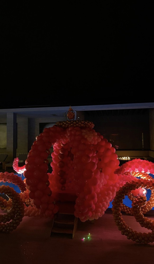 Bahkan terdapat sebuah kereta Cinderella yang terbuat dari balon. (Foto: Instagram/@kyliejenner)