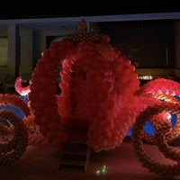 Bahkan terdapat sebuah kereta Cinderella yang terbuat dari balon. (Foto: Instagram/@kyliejenner)