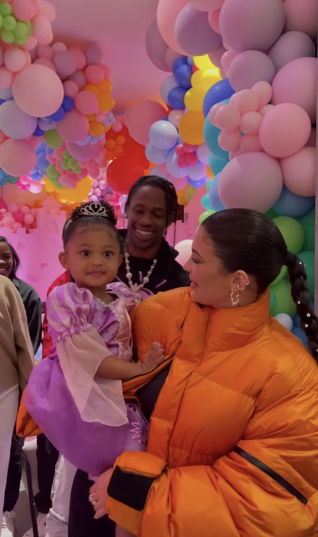 Inilah penampilan Stormi Webster di perayaan ulang tahunnya yang ke-3. Digendong ibunya, Kylie Jenner, Stormi tampil bak Disney princess dengan gaun ungu berkilauan. (Foto: Instagram/@kyliejenner)