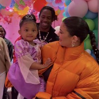 Inilah penampilan Stormi Webster di perayaan ulang tahunnya yang ke-3. Digendong ibunya, Kylie Jenner, Stormi tampil bak Disney princess dengan gaun ungu berkilauan. (Foto: Instagram/@kyliejenner)