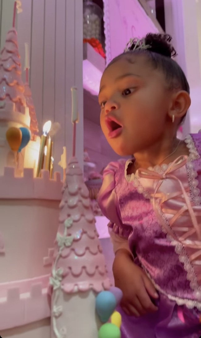 Tiba saatnya Stormi meniup lilin di kue berbentuk kastil. Mewah! Foto: Instagram/@kyliejenner