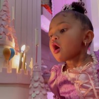 Tiba saatnya Stormi meniup lilin di kue berbentuk kastil. Mewah! Foto: Instagram/@kyliejenner