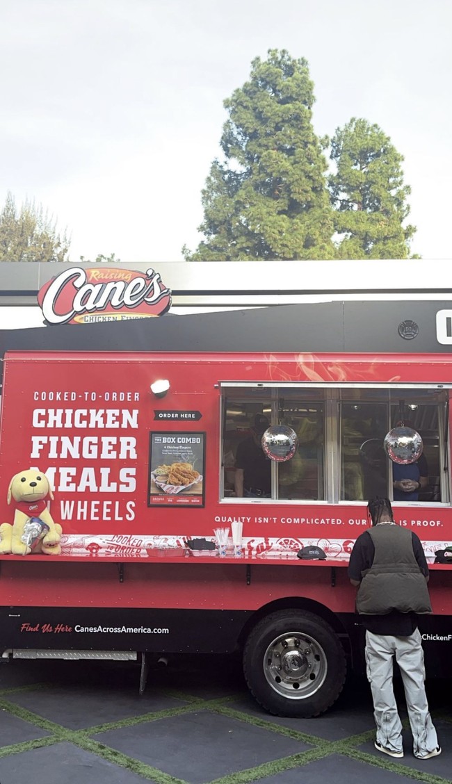 Kylie Jenner juga secara khusus menghadirkan food truck bagi para tamu di halaman rumahnya. (Foto: Instagram/@kyliejenner)