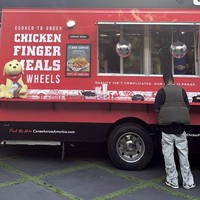 Kylie Jenner juga secara khusus menghadirkan food truck bagi para tamu di halaman rumahnya. (Foto: Instagram/@kyliejenner)