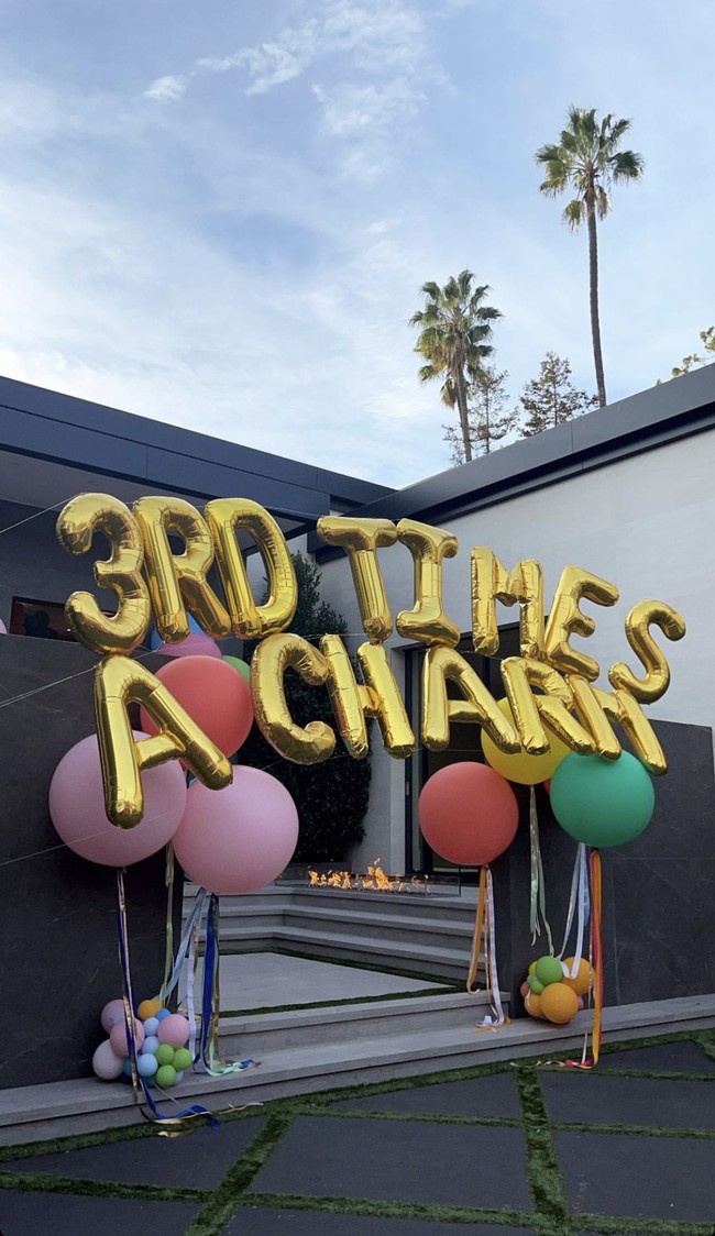 Kylie Jenner menggelar pesta Stormi di rumahnya yang mewah dan hanya mengundang keluarga dekat. Tampak di gerbang depang, tamu disambut dengan dekorasi balon yang membentuk kalimat 3RD TIMES A CHARM (Kali Ketiga Membawa Keberuntungan). (Foto: Instagram/@kyliejenner)