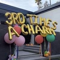 Kylie Jenner menggelar pesta Stormi di rumahnya yang mewah dan hanya mengundang keluarga dekat. Tampak di gerbang depang, tamu disambut dengan dekorasi balon yang membentuk kalimat 3RD TIMES A CHARM (Kali Ketiga Membawa Keberuntungan). (Foto: Instagram/@kyliejenner)