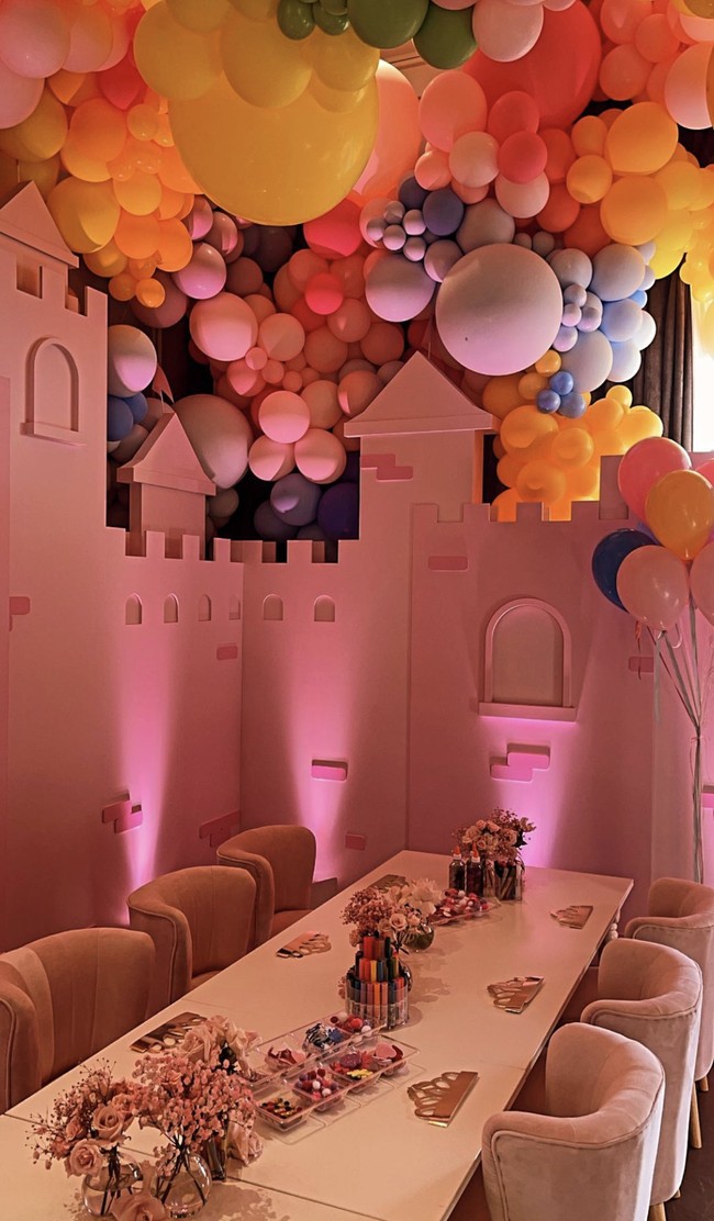 Sebuah pojokan khusus dibuat seperti di dalam kastil bagi Stormi dan para sepupunya untuk berkreasi. Gemas! (Foto: Instagram/@kyliejenner)